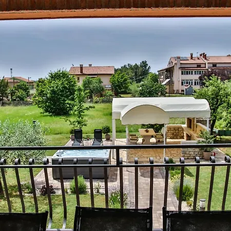 Tina With Jacuzzi Апартаменти Пореч