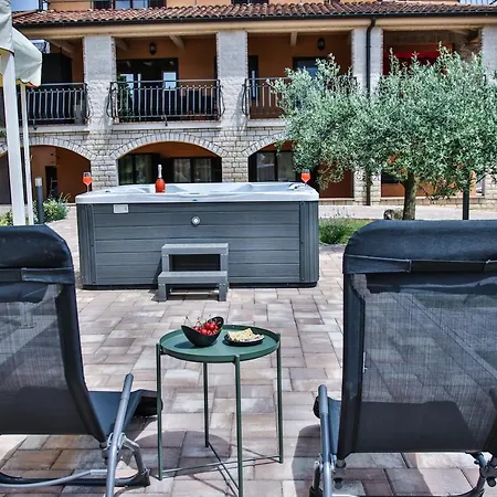 Tina With Jacuzzi Апартаменти Пореч