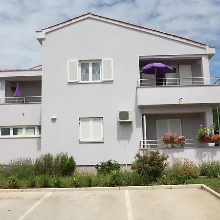 Tina With Jacuzzi Апартаменти *