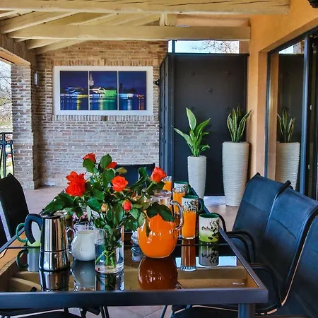 Tina With Jacuzzi Апартаменти *