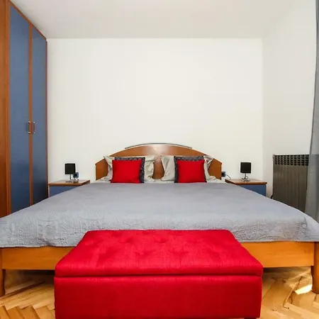 Tina With Jacuzzi Lägenhet Poreč