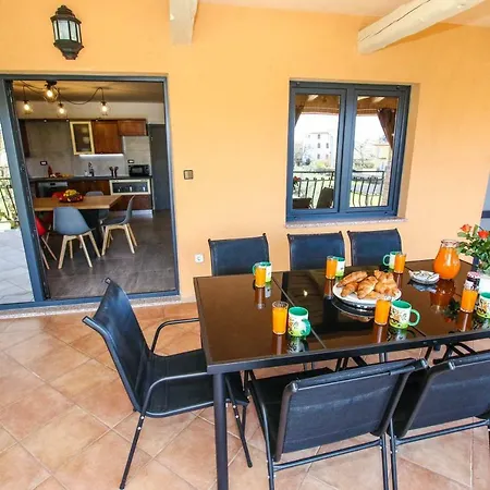 Tina With Jacuzzi Lägenhet