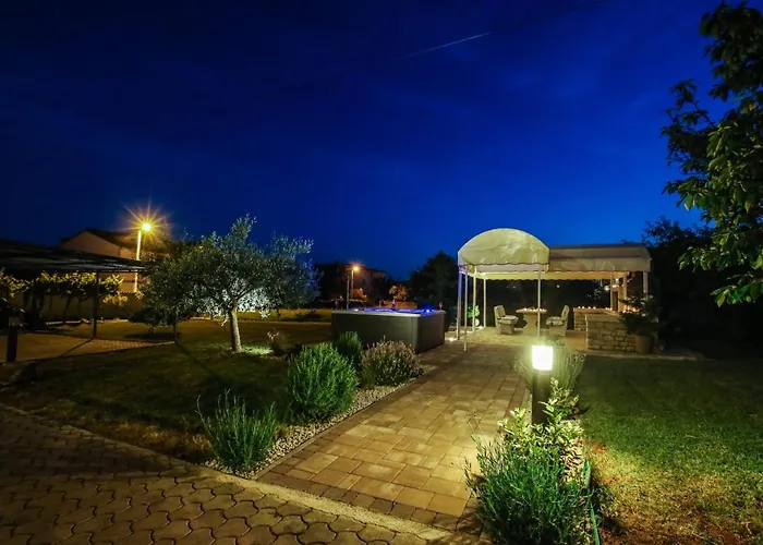 Апартаменти Tina With Jacuzzi