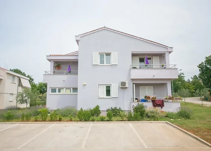 Tina With Jacuzzi Apartman Poreč