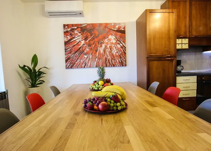 Апартаменти Tina With Jacuzzi