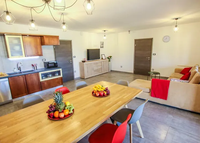 Апартаменти Tina With Jacuzzi *