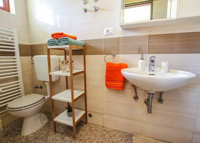 Tina With Jacuzzi Apartman